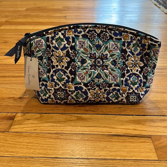 Vera Bradley Handbags - NWT Vera Bradley Grand Travel cosmetic bag